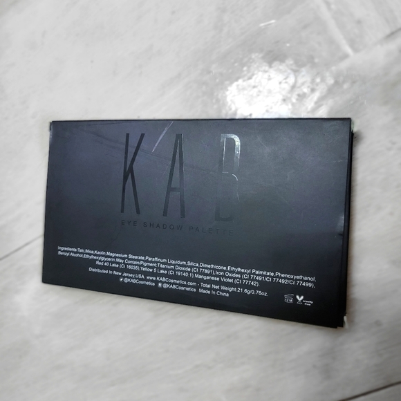 KAB Cosmetics Day to Night eyeshadow palette - Picture 2 of 3